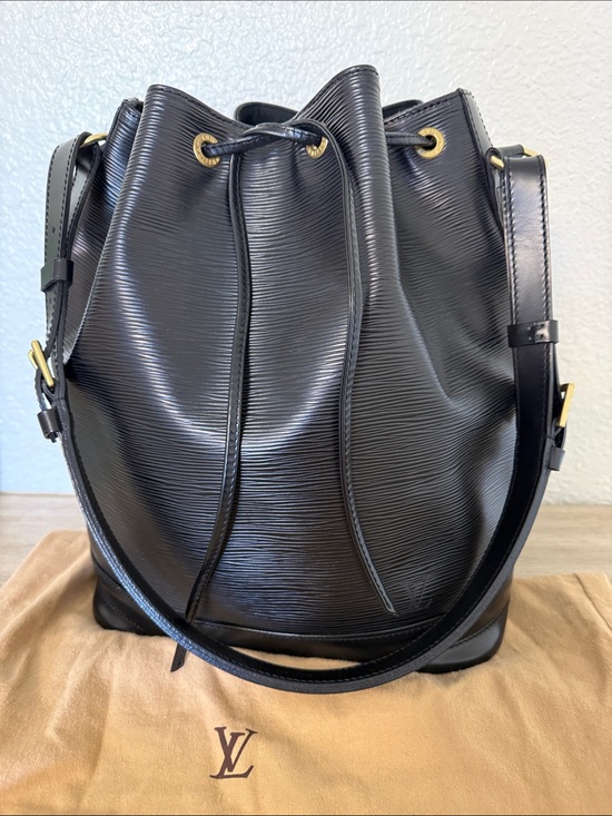 Louis Vuitton Handbags - Louis Vuitton Noé Epi Leather Bucket Bag Grand Modéle vintage 2000